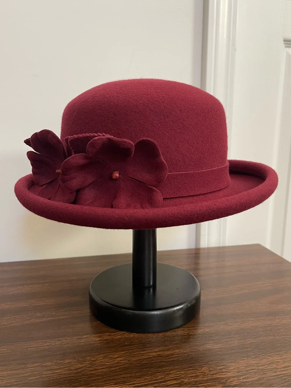 VTG Burgundy Liz Claiborne 100% Wool Cloche Hat with 3D Floral Accent & Hat Box - Picture 2 of 9